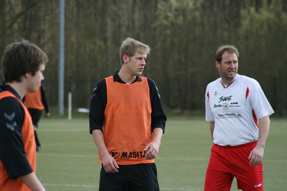 Eutin 08 - SSV 2. Herren 010.jpg - Christian verfolgt das Spiel gespannt.